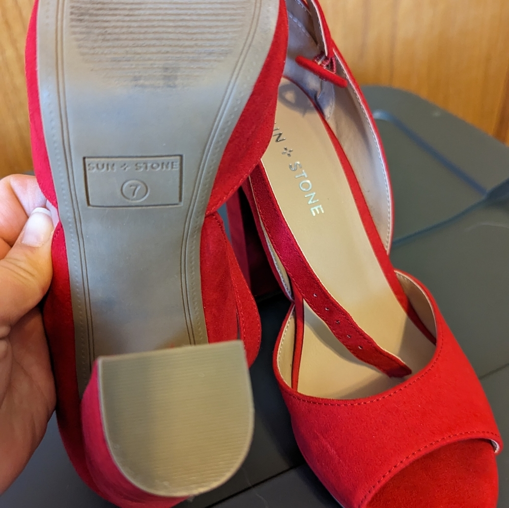 Red strap heels - Picture 2 of 2